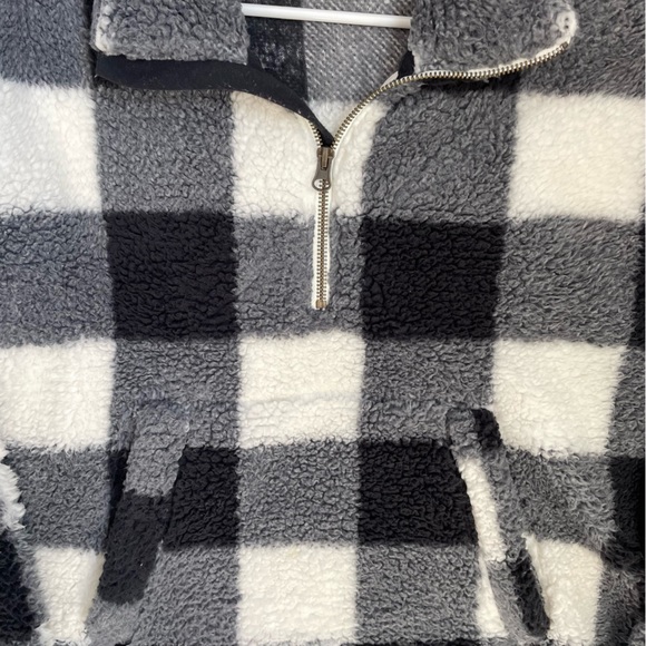 Old Navy Loose Sherpa Quarter-Zip Pullover - Picture 3 of 4